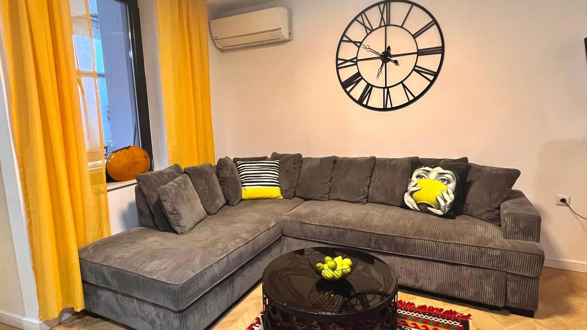 Opera Theatre Apartment With A Courtyard Varna